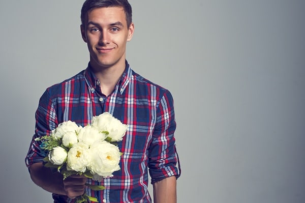 Man holding bunch of White Roses